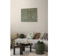 Obývací pokoj s pohovkou, polštáři, stolem a nástěnnou dekorací pro stylový interiér