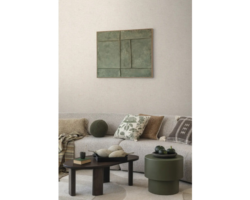 Obývací pokoj s pohovkou, polštáři, stolem a nástěnnou dekorací pro stylový interiér