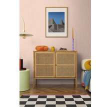 Obývací pokoj s komodou z ratanu, uměleckým dílem a dekorativními doplňky pro stylový interiér