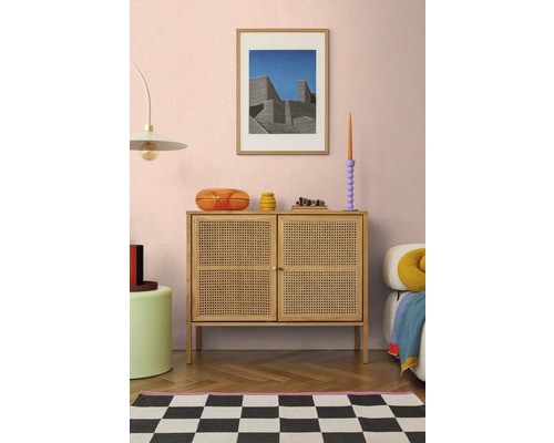 Obývací pokoj s komodou z ratanu, uměleckým dílem a dekorativními doplňky pro stylový interiér