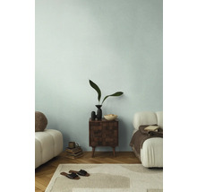 Obývací pokoj s dřevěným nočním stolkem, dekorací a kobercem