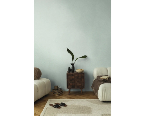 Obývací pokoj s dřevěným nočním stolkem, dekorací a kobercem