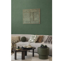 Obývací pokoj s pohovkou, polštáři, konferenčním stolkem a nástěnnou dekorací pro útulnou atmosféru