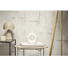 Dekorativní interiérové vybavení s tapetou v betonovém vzhledu, stolní lampou a vázou