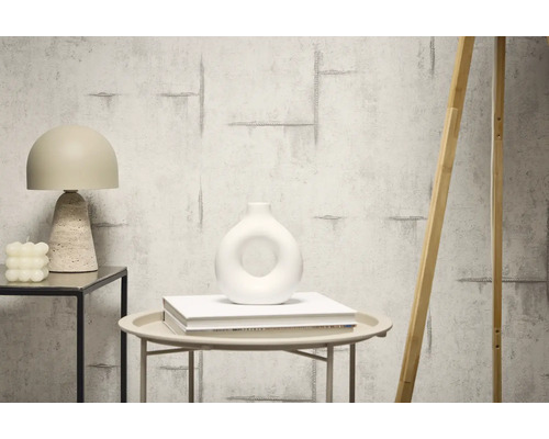 Dekorativní interiérové vybavení s tapetou v betonovém vzhledu, stolní lampou a vázou