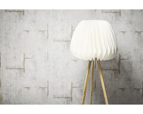 Stojací lampa se stínidlem a dřevěnýma nohama