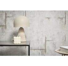 Dekorativní stolní lampa vedle krychlové svíčky na stole