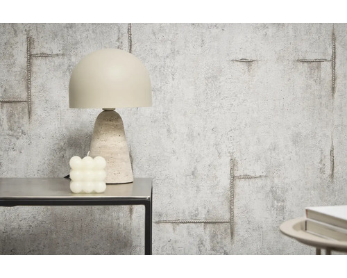 Dekorativní stolní lampa vedle krychlové svíčky na stole