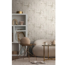 Obývací pokoj s tapetou se vzorem, regálem, židlí a pohovkou