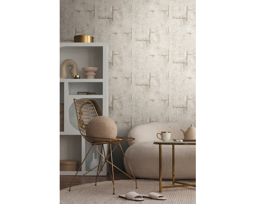 Obývací pokoj s tapetou se vzorem, regálem, židlí a pohovkou