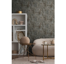 Interiér s tapetou, křeslem a pohovkou