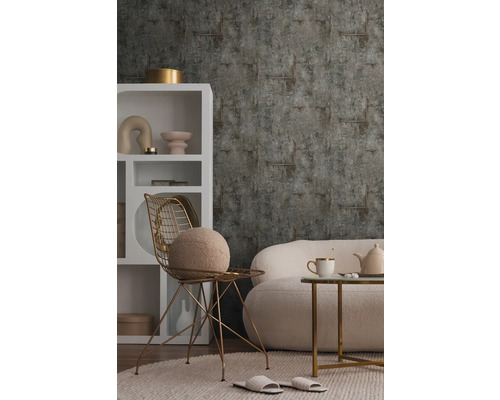 Interiér s tapetou, křeslem a pohovkou