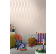 Obývací pokoj s tapetou se vzorem, pohovkou a dekorací