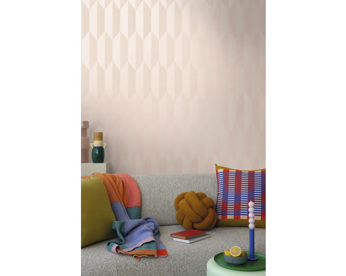 Obývací pokoj s tapetou se vzorem, pohovkou a dekorací