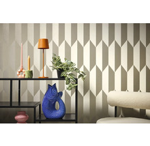 Interiérová scéna s policí, dekorací a vzorovanou tapetou pro stylový domov