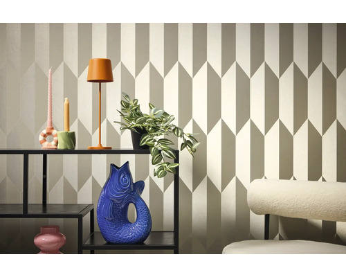 Interiérová scéna s policí, dekorací a vzorovanou tapetou pro stylový domov