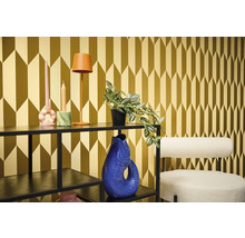 Dekorativní pokoj s regálem, lampou, svíčkami, rostlinou, vázou a židlí před vzorovanou tapetou