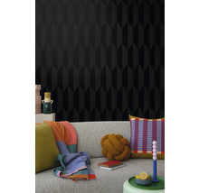 Obývací pokoj s černou tapetou s geometrickým vzorem a pohovkou