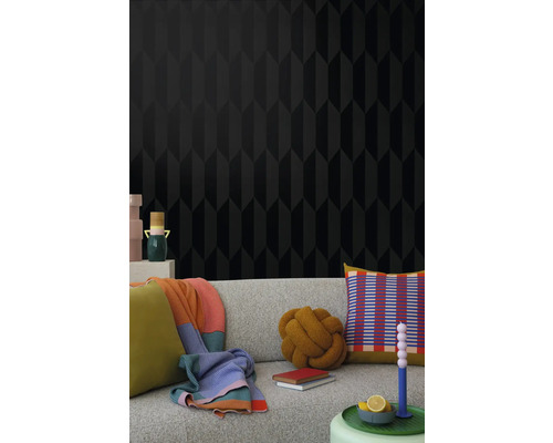 Obývací pokoj s černou tapetou s geometrickým vzorem a pohovkou