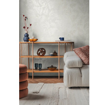 Obývací pokoj s regálem, dekorativními prvky, pohovkou a vzorovanou tapetou