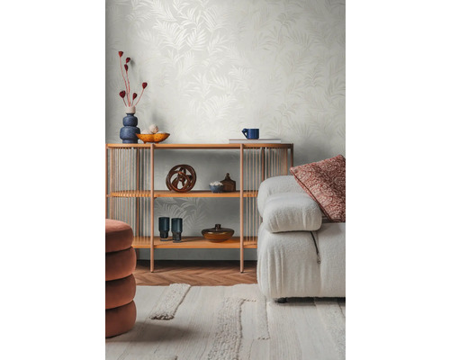 Obývací pokoj s regálem, dekorativními prvky, pohovkou a vzorovanou tapetou