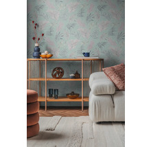 Obývací pokoj s vzorovanou tapetou, regálem a bílou pohovkou