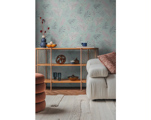 Obývací pokoj s vzorovanou tapetou, regálem a bílou pohovkou