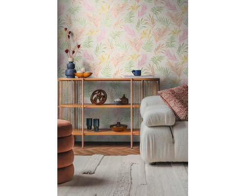 Obývací pokoj s tapetou se vzorem a dřevěnou policí