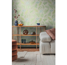 Obývací pokoj s vzorovanou tapetou, regálem a pohovkou