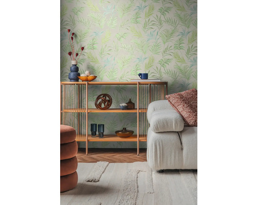 Obývací pokoj s vzorovanou tapetou, regálem a pohovkou