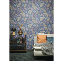 Obývací pokoj s tapetou se vzorem palmových listů, regálem a pohovkou.