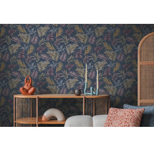 Scéna s tmavou tapetou se vzorem listů, stůl a dekorativní předměty