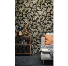 Obývací pokoj s vzorovanou tapetou, policí a pohovkou