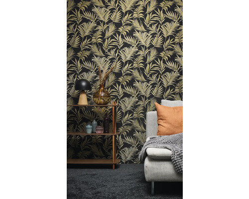 Obývací pokoj s vzorovanou tapetou, policí a pohovkou