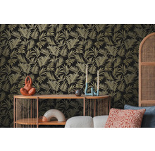 Dekorativní pohled do pokoje s nástěnnou tapetou s motivem listů