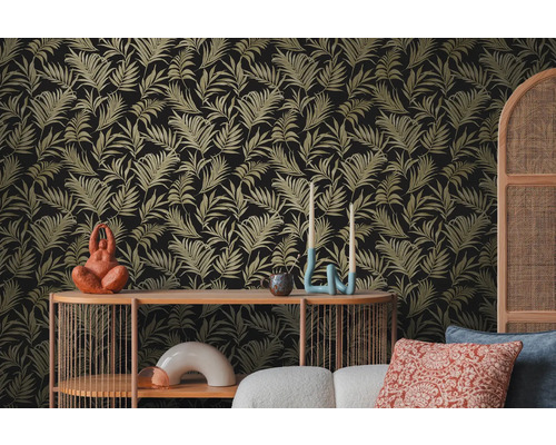 Dekorativní pohled do pokoje s nástěnnou tapetou s motivem listů