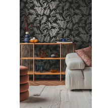 Obývací pokoj s tapetou se vzorem, regálem a pohovkou