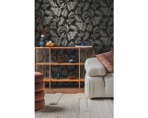 Obývací pokoj s tapetou se vzorem, regálem a pohovkou