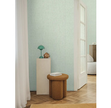 Interiér s vzorovanou tapetou, stoličkou a dekorativními prvky