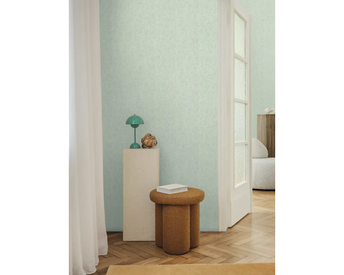 Interiér s vzorovanou tapetou, stoličkou a dekorativními prvky