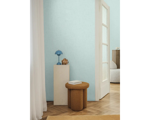 Interiér s odkládacím stolkem, lampou a dekorací na podstavci