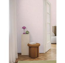 Interiérová fotografie místnosti se stoličkou, lampou a dekorativními prvky.