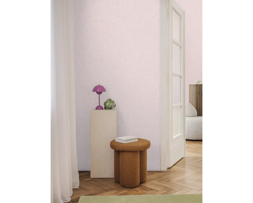 Interiérová fotografie místnosti se stoličkou, lampou a dekorativními prvky.