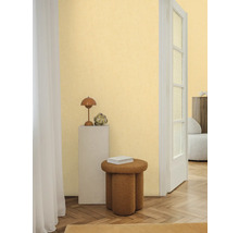 Interiér s dekorativními prvky, lampou, stoličkou a bílými dveřmi