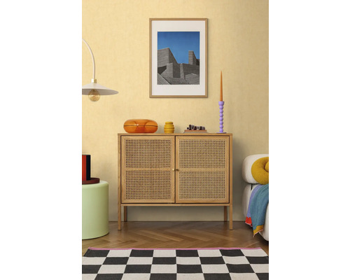 Obývací pokoj s dřevěnou komodou, dekorací a šachovnicovým kobercem