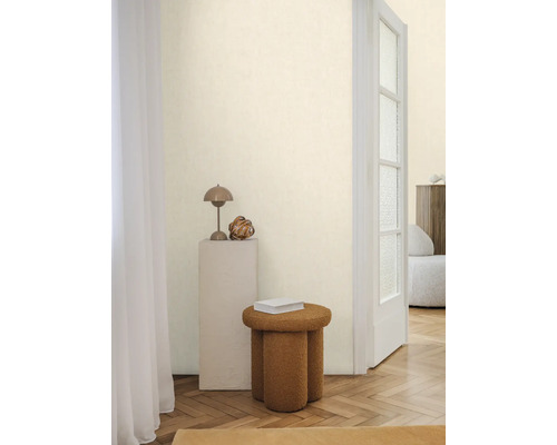 Pokojová scéna se stoličkou, lampou a dekorací na sloupu ve světlé místnosti