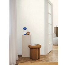 Interiér s dekorativní stoličkou, stolní lampou a příručním stolkem