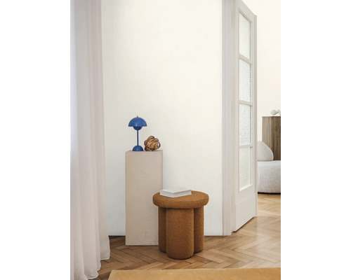 Interiér s dekorativní stoličkou, stolní lampou a příručním stolkem