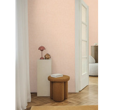 Pohled do pokoje s dekorativními prvky, stoličkou a dveřmi