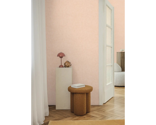 Pohled do pokoje s dekorativními prvky, stoličkou a dveřmi